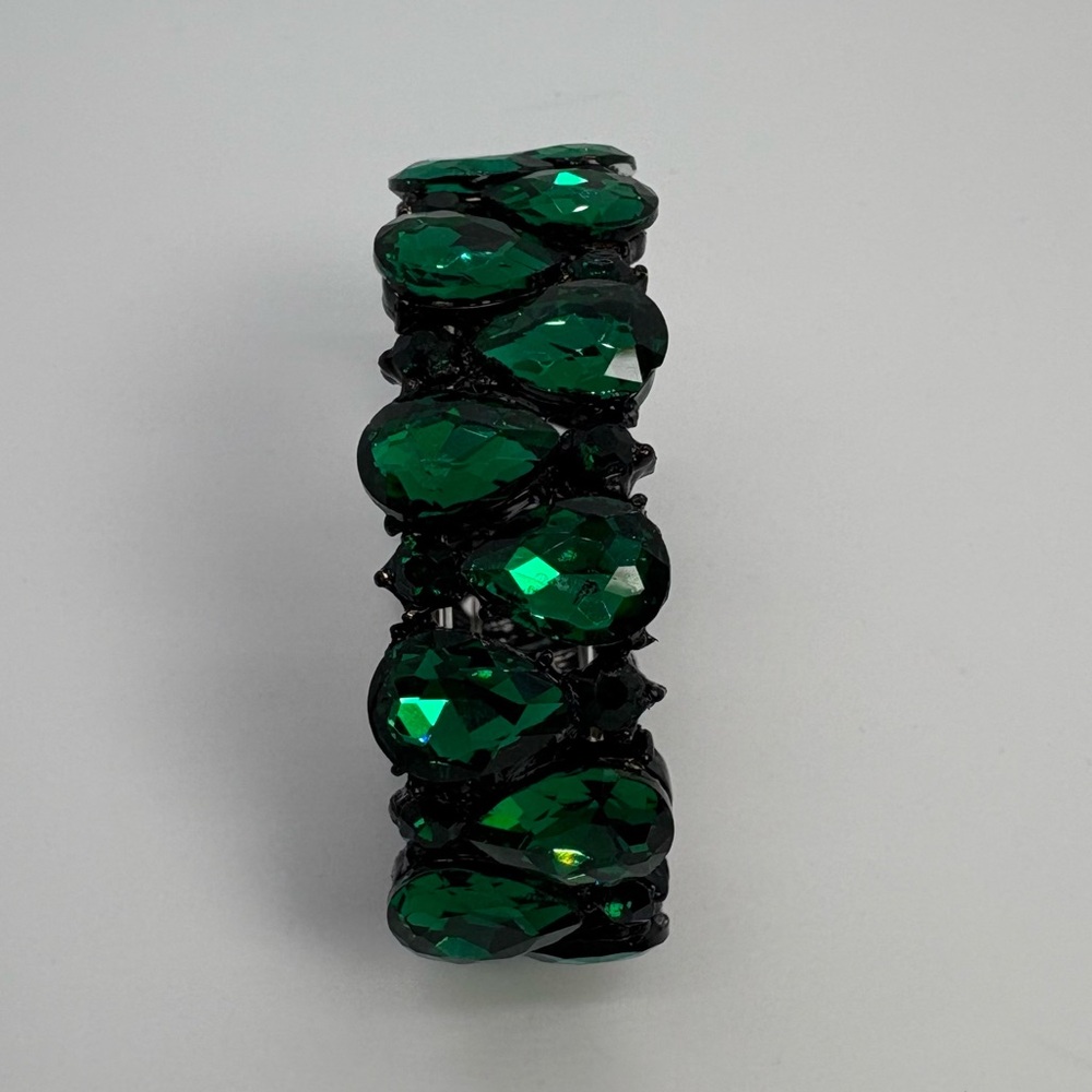 Green Crystal Teardrop Design Chunky Stretch Black Tone Bracelet, Brand New